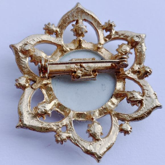 Vintage Mid Century White Milk Glass Enamel Gold Tone Brooch Floral Pin 1960s - Picture 8 of 11